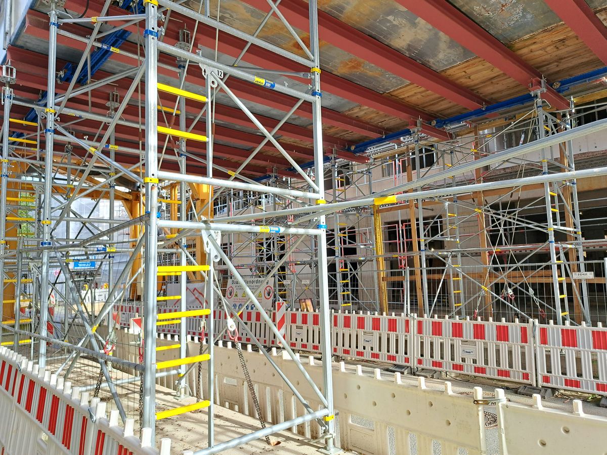 Gerüstbauer prüft Planung und Sicherheit für ein Bauprojekt in Berlin